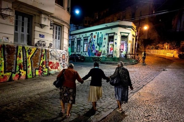 Бодрый Рио в уличных фотографиях Марсело Арголо