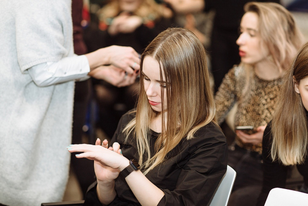 Must read: все, что вы должны знать о защите кожи от синего света