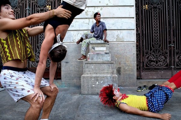 Бодрый Рио в уличных фотографиях Марсело Арголо