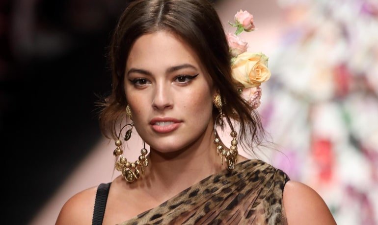 Впечатляет: Эшли Грэм показала тренировку со штангой весом 62 кг